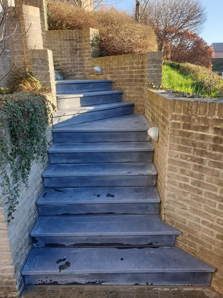 Buitentrap in blauwe steen Dilbeek